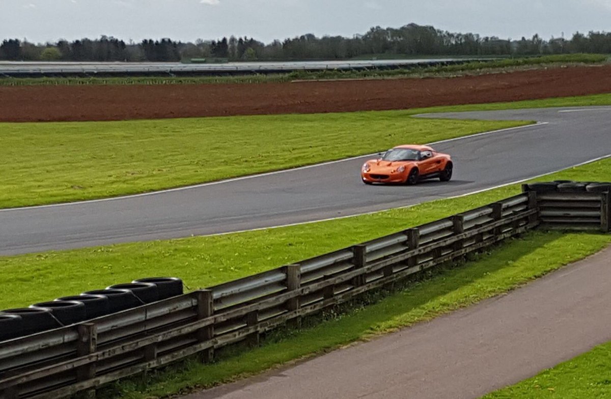 susiebear78's tweet image. Enjoyable and satisfying day at Combe...the orange beasty ran perfectly🍊#trackdayfun #racecar #76