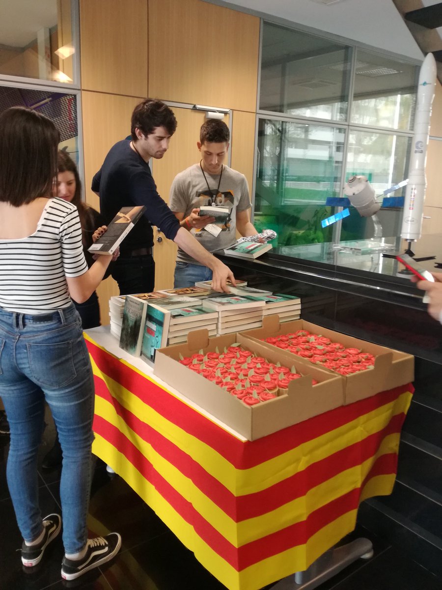 GTDsystems's tweet photo. Libros y rosas se han repartido en GTD en honor al día de #SantJordi2018 , ¡nadie se ha quedado sin regalo! https://t.co/e241xnUVc0