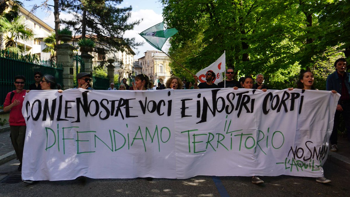 3e32's tweet photo. Bella manifestazione a #Sulmona21aprile, per #Abruzzo #NoHubdelGas, contro chi vuole colonizzare i nostri territori per costruire opere inutili, pericolose e dannose. Continueremo ora e sempre la battaglia #NoSnam! Il video del nostro intervento sul palco: https://t.co/EWF2Sy0SyA https://t.co/auRgNUAq2Y