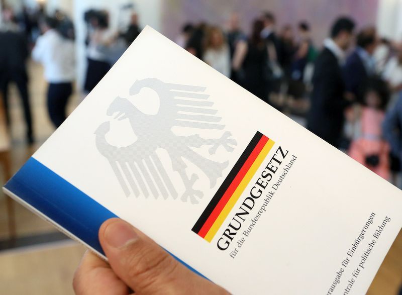 (MULTI) (PDF) – Grundgesetz in elf Sprachen | SPD glossarissimo.wordpress.com/2018/04/23/mul…