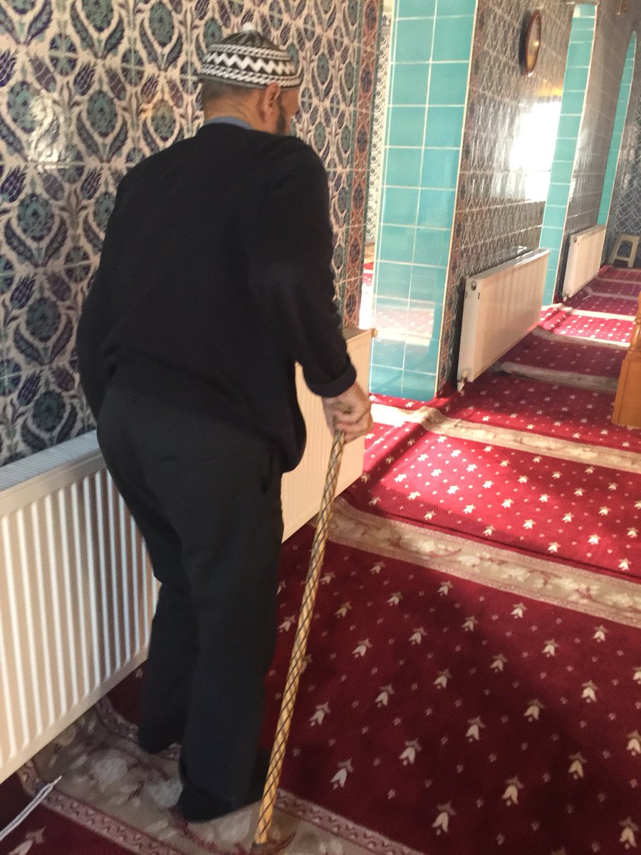 Az önce şunu yaşadım bir dedemiz ayağa zorla kalktı bastonunu aldı, yardıma koştum baktım bastonu ters tutuyor,sanırım gözlerinde sorun var ya da farkına varmadı diye düşündüm “dedecim baston ters”dediğimde
”cami halısı kirlenir diye ayıbıma gidiyor onun İçin öyle tutuyorum” ;(