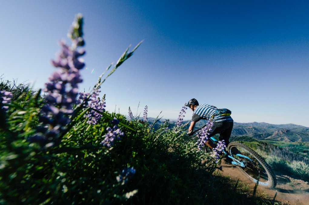 LiveBig_BigLife's tweet photo. Excited for bike season?! We’ve tested the latest & greatest riding wear from #Ketchum, Idaho-based @clubrideapparel & have all the deats on the kit you need for your two-wheeled, dirt-digging adventures: https://t.co/OzEkoaZMCe #bikekit #bikegear #bikelife #livebiglife https://t.co/8a2wZwV1m1