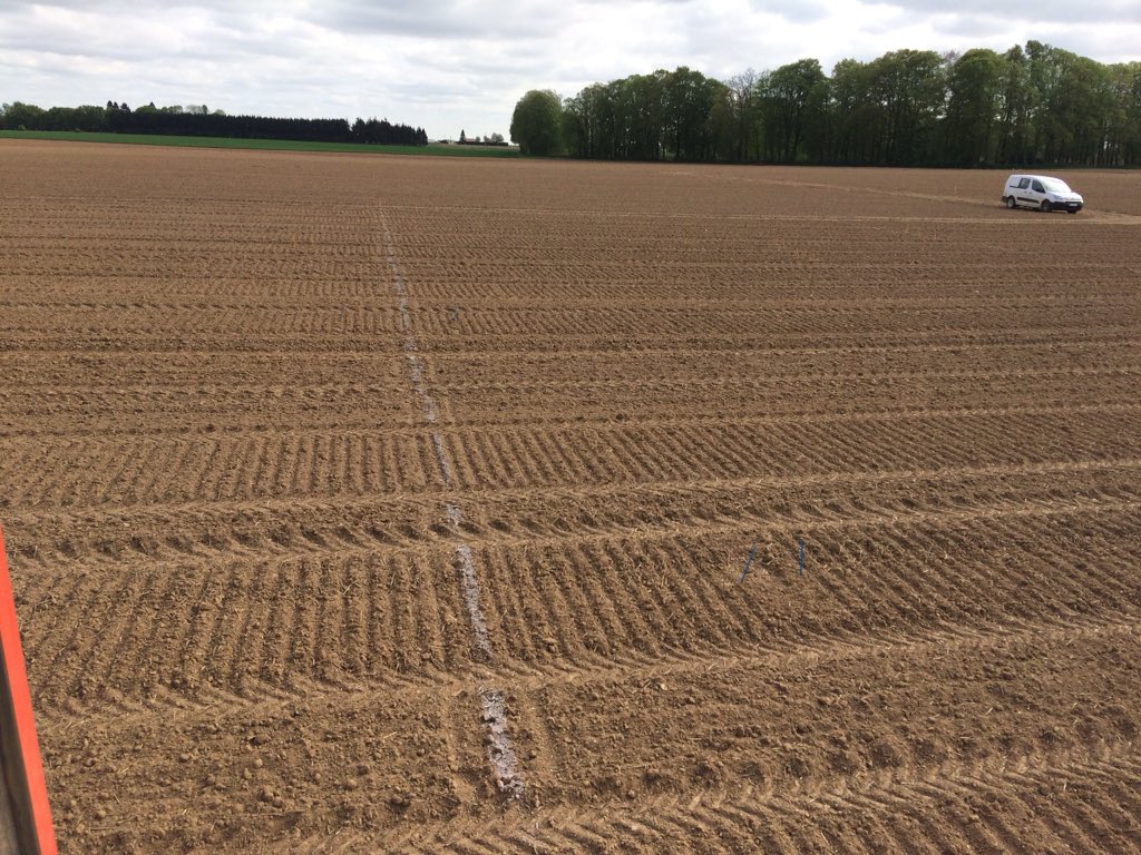 charlybiard's tweet photo. Fin des semis de la Plateforme d’essais Lin #Linéa du 80 : 4000 microparcelles et 50.000 lignes de pépinières.ont été implantées.
Pendant que les dernières graines sont semées, les premières lèvent à J+5. #vivelin https://t.co/3pDCDP2OlO