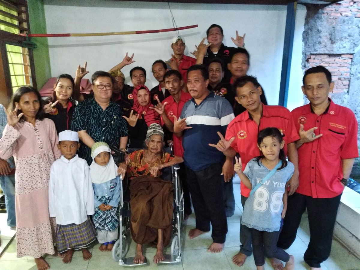 ArdiansaDiky's tweet photo. ini lah wakil rakyat yg selalu bersahabat dengan rakyat
@DuriantoDarmadi 
#darmadiduriantowakilku 
#PDIPerjuanganM3nang 
#yrkiddcengkareng https://t.co/gSF8kCEiBO