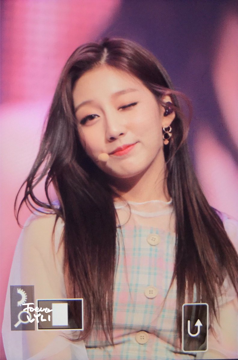 180423 #치유 쇼케이스 #러블리즈 #정예인 완전 오랜만이야ㅠ.ㅠ 이번 활동도 잘부탁해😆🍃💕 <a href="/Official_LVLZ/">Lovelyz_Official</a>