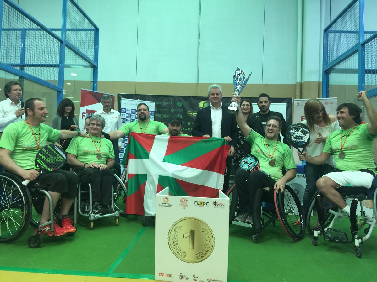 FMDDF's tweet photo. Euskadi, campeona de España de padel en silla de ruedas por CCAA, flanqueada en el podio por la Comunidad Valenciana y Madrid. Enhorabuena a las siete selecciones participantes, ha sido un gran éxito para nuestro deporte. Más info en: https://t.co/y2ozhT3gNA https://t.co/kor5RrrGdK