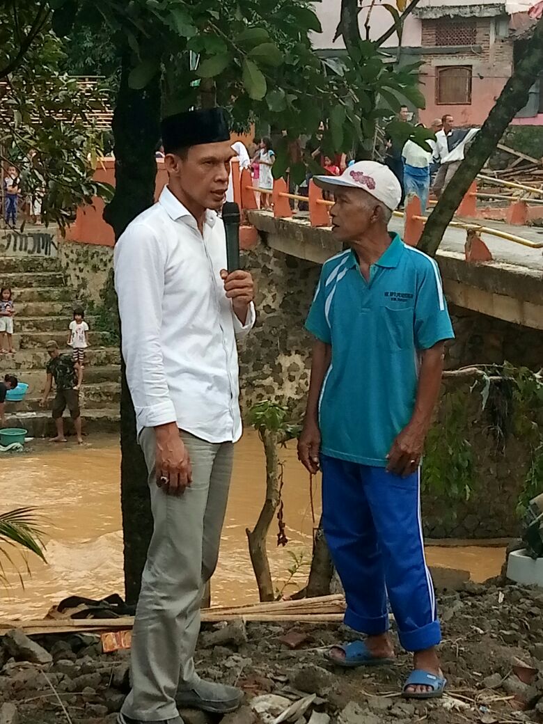 enung_nurhaedi's tweet photo. bersama kang @jaroade2 dan TIM @jadi_03 meninjau korban banjir Bandang dan silaturahmi dgn warga Kec #Jasinga
#JaroAde #IngridKansil #JaroAdeIngrid #Jadi #bupatibogor #coblosnomor3 #sahaja #paramedissahaja #bogor https://t.co/HjJkN3fNht