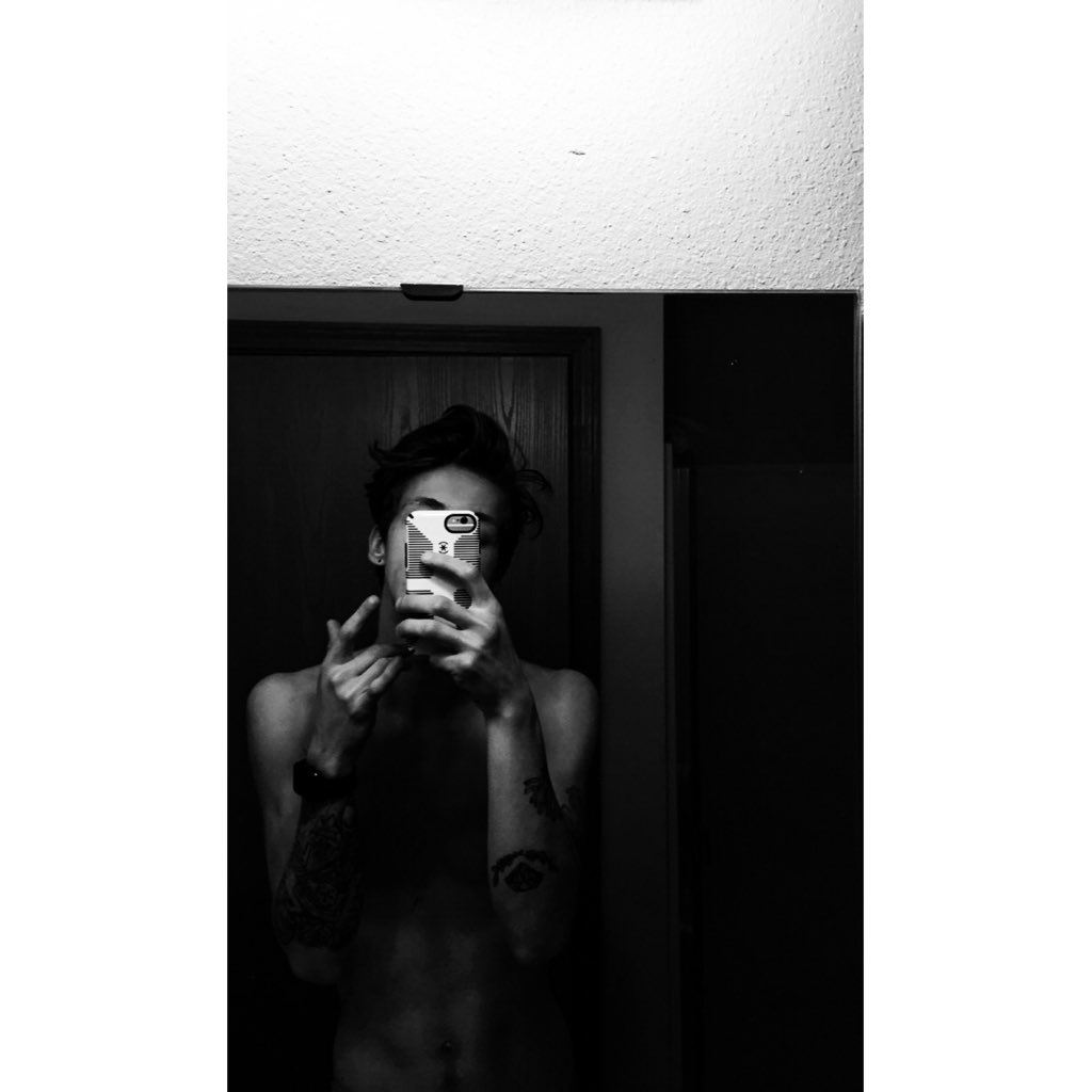 DGEdwards96's tweet photo. Blah😈😜🤫 #bored #gay #stoner #highlife #Selfie #Modeling #tattoos #folloMe https://t.co/0qY6mCNqHf