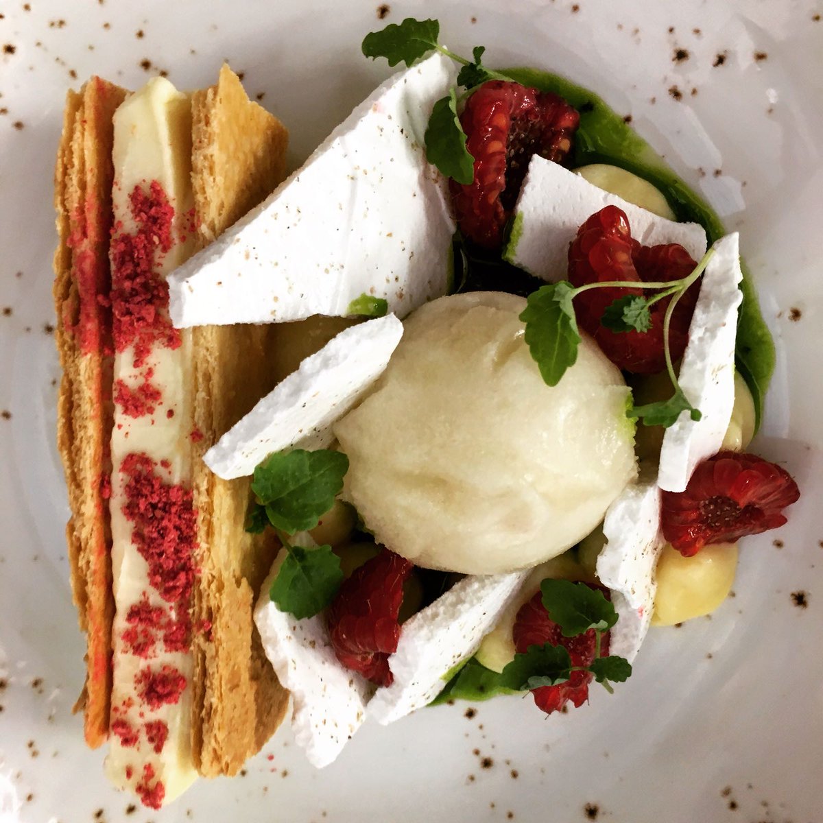 matt_a_lockwood's tweet image. Brand new to our à la carte menu, feast your eyes on our delicious lime leaf and lemon mousse, verbena sorbet, meringue and Thai basil syrup dessert. #ALaCarteMenu #ThinkIndie #Ripon