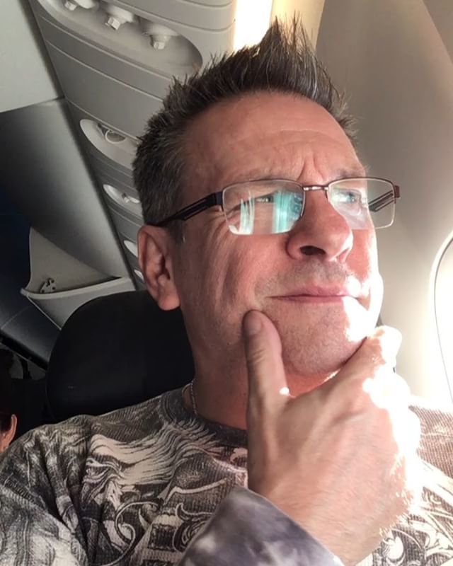 magiChampion's tweet photo. How to freak out the person in the seat next to you on the plane. #farquharfun #shawnfarquhar #planefun #magic https://t.co/SMN48ere1W https://t.co/k0AEih7zlB