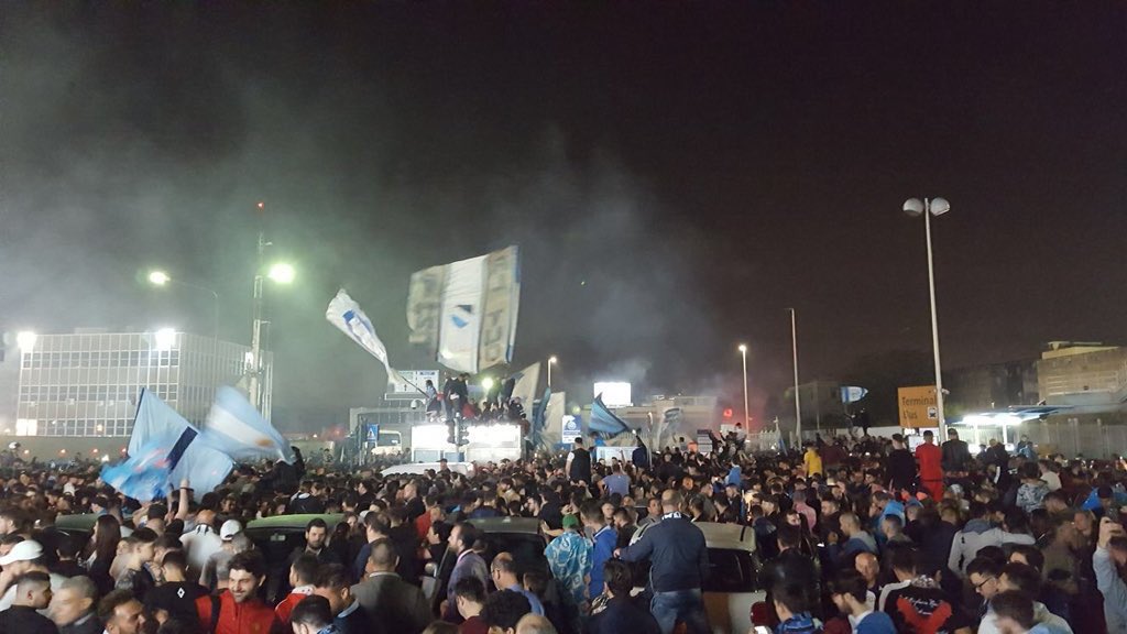 pisto_gol's tweet photo. Quando qualcuno vi dirà che, in fondo, il calcio è solo un gioco, fategli vedere questo. Capirà che è molto, molto di più.È la gioia del popolo, e viene dal cuore https://t.co/9hHc37YgOB