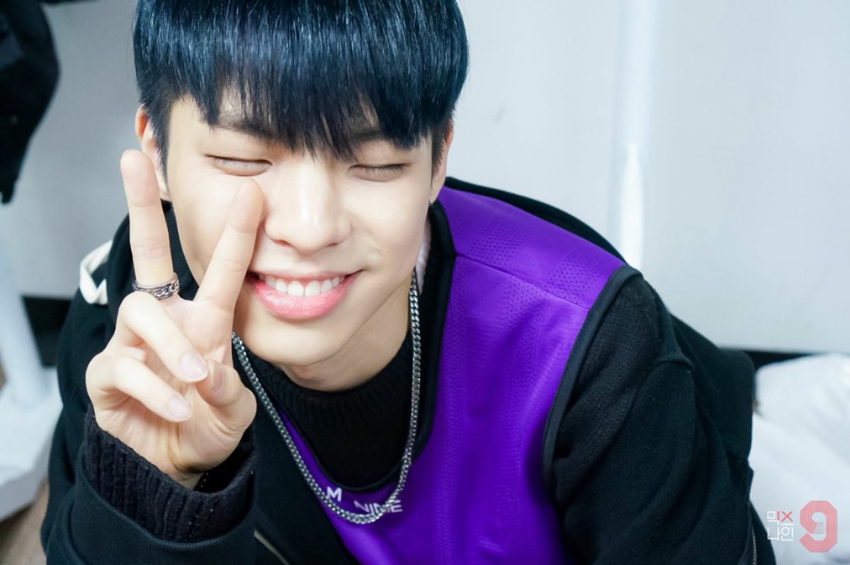BabyChoisukky's tweet photo. บยองกนบนสเตจ vs บยองกนหลังสเตจ https://t.co/JZ9laqWXOJ