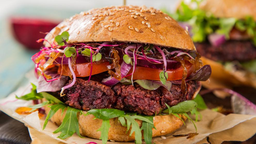 LaVanguardia's tweet photo. Francia prohíbe llamar ‘hamburguesas’ a las hamburguesas vegetarianas https://t.co/LvKKEgvm1h https://t.co/cnmA6xPlwH