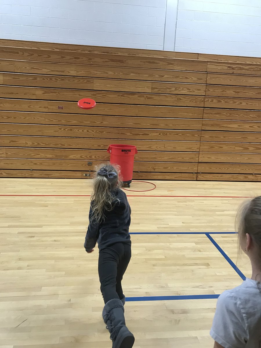 SouthCentralPE's tweet photo. Last week we applied our frisbee cues (point, cross, step, flick) to game situation and kept our own scores while working in small groups. Frisbee golf was a hit! https://t.co/yif4Jx7yHs