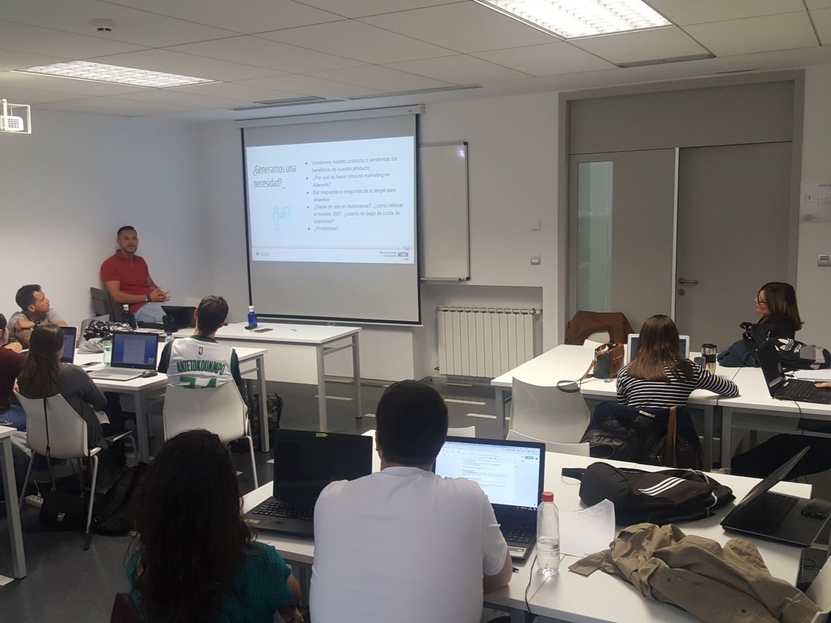 Sempatika_emr's tweet photo. Día a día de #GoogleAdwords con @alvaroporras92 de @infoautonomos y @msolvillanueva de @NuovitES #mosmers dando clase 😍😍 #yosoymosm #loveworking https://t.co/fnIGUH4LZH