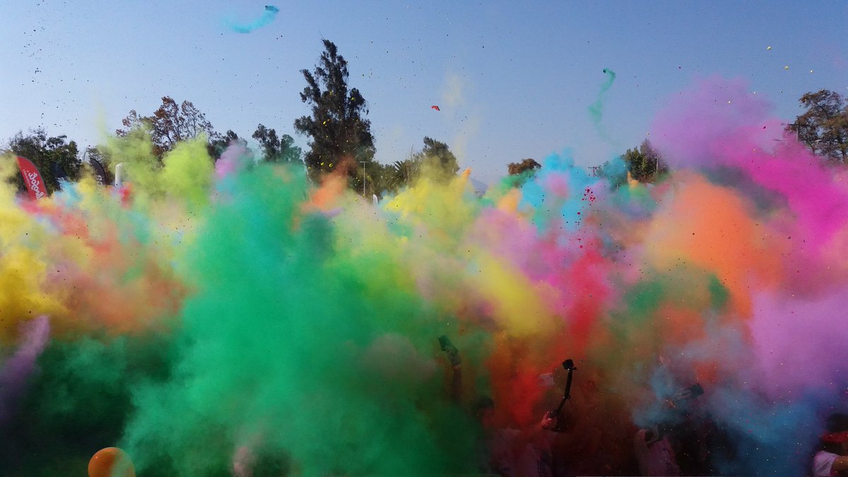 rguamasdeporte's tweet photo. [FOTOS] Miles de personas disfrutaron de #TheColorRun en #Rancagua https://t.co/7bFGc4bHgf  #TheColorRunDream https://t.co/iY5GJ0RxfP