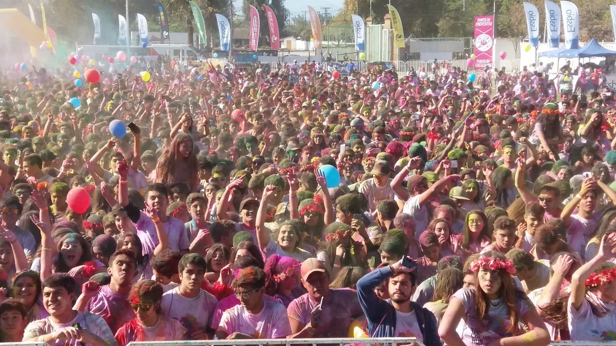 rguamasdeporte's tweet photo. [FOTOS] Miles de personas disfrutaron de #TheColorRun en #Rancagua https://t.co/7bFGc4bHgf  #TheColorRunDream https://t.co/iY5GJ0RxfP