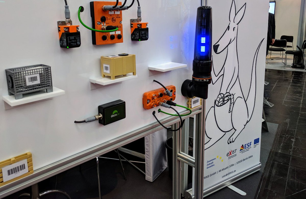 DocoyoCom's tweet photo. Das #VRIKS Känguru präsentiert fleißig unseren Showcase. #Trackeverything auf 80cm X 60cm X 20 cm mit #ifm #RFID, #Barcodes und #Piz https://t.co/4R6BT3HQG2