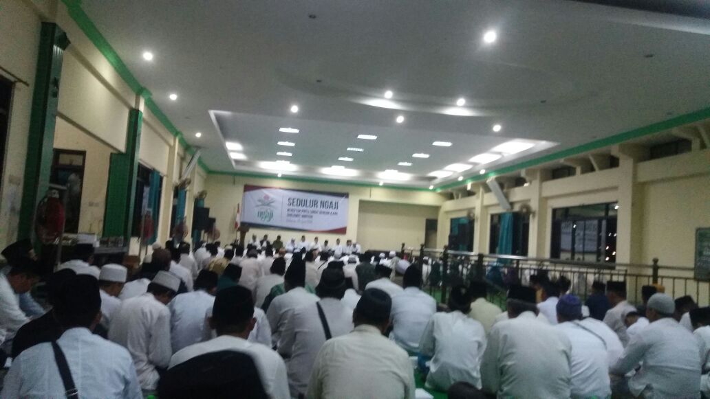 ahmedSB70b's tweet photo. #SedulurNgaji 
#LaskarSantriJenggolo 
#GusIpulMbakPuti 

Sidoarjo gemuruh doa sholawat
@HadiNgusman 
@GusIpul_ID https://t.co/lqXwDHbyj4