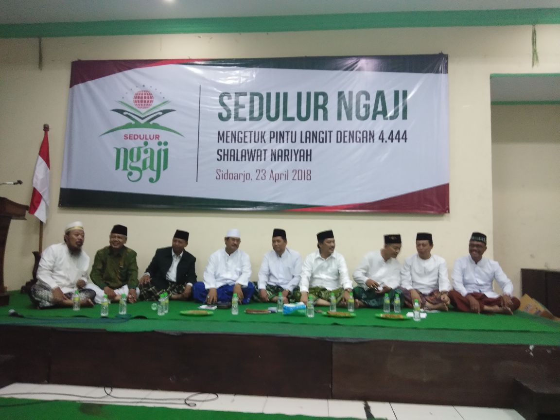 ahmedSB70b's tweet photo. #SedulurNgaji 
#LaskarSantriJenggolo 
#GusIpulMbakPuti 

Sidoarjo gemuruh doa sholawat
@HadiNgusman 
@GusIpul_ID https://t.co/lqXwDHbyj4