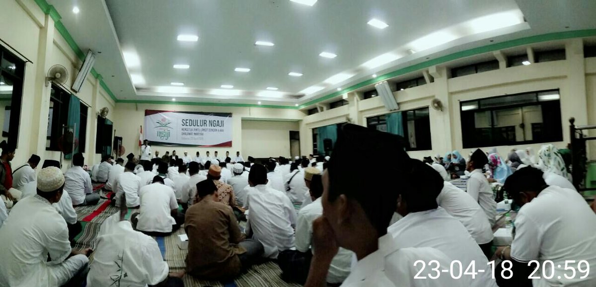 BukneHaikal's tweet photo. Doa untuk negeri dari #LaskarSantriJenggolo .
Mengetuk pintu langit dg 4.444 Sholawat Nariyah menggapai Nurullah.

#SedulurNgaji
#LSJKecTaman

@cakimiNOW
@Gusipul_ID
@GunturPuti
@halimiskandarnu
@HadiNgusman
@Cak_Benu
@Prabu_Dilan https://t.co/rio1R382xy