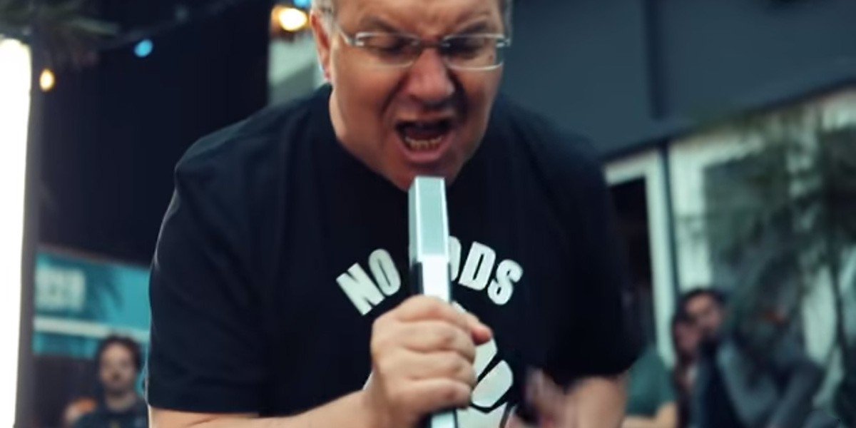 Vidéo : Rone livre une version live incroyable de “Bora Vocal” avec Alain Damasio.
👉 on.traxmag.com/biJc-Df8r