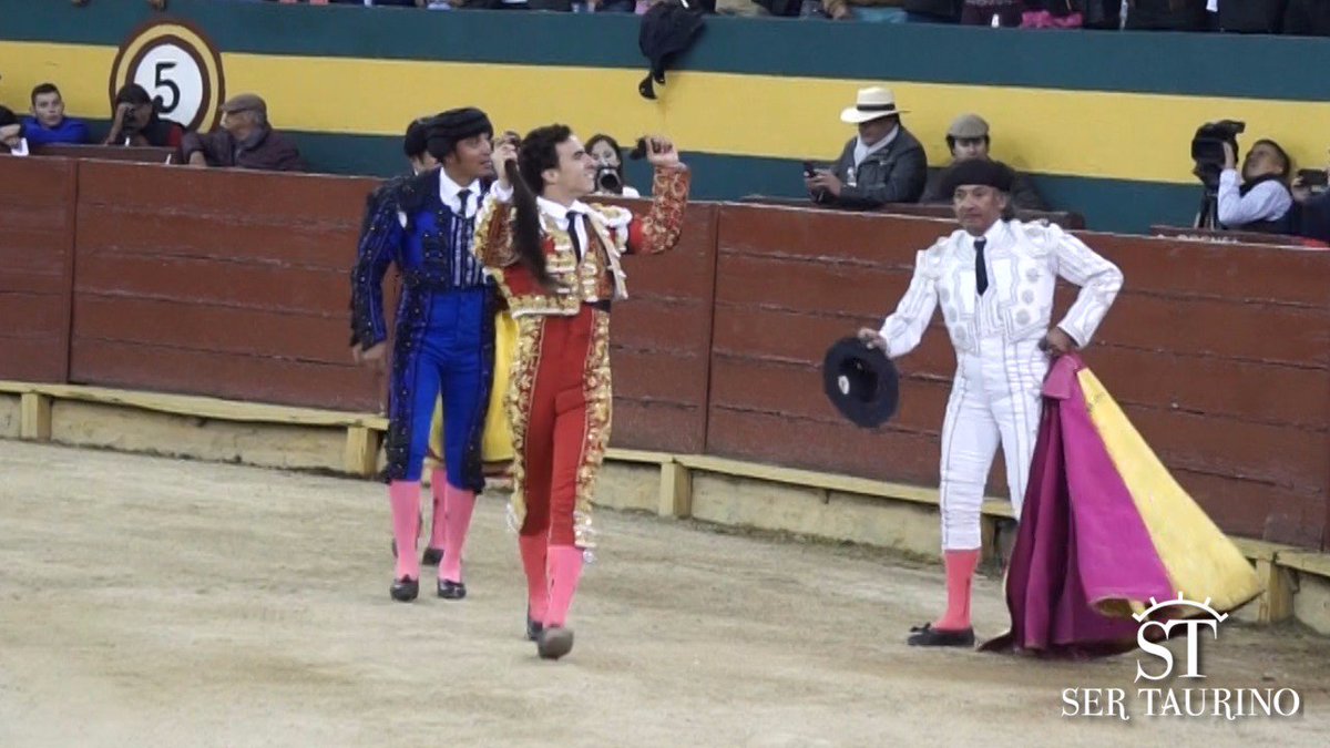 SerTaurinoEc's tweet photo. Imágenes del rotundo triunfo de Joaquín Galdós con Lagartijo de Campo Bravo @lfgarcia53 en la segunda tarde de la Feria Señor Del Buen Suceso #RiobambaTaurina #VoyALosToros https://t.co/CVsxVPWmxU
