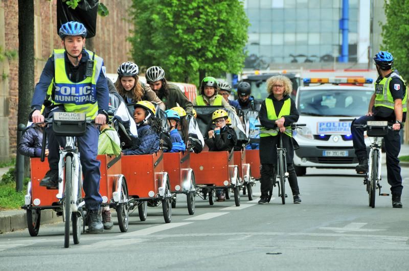 metropolerennes's tweet photo. [environnement] A #rennes, quand les enfants de l'école Albert de Mun font une sortie scolaire pour visiter une ferme en #Permaculture , ils y vont en vélos cargos 😉#planalimentairedurable #rennes https://t.co/c6rpQ8W9G8