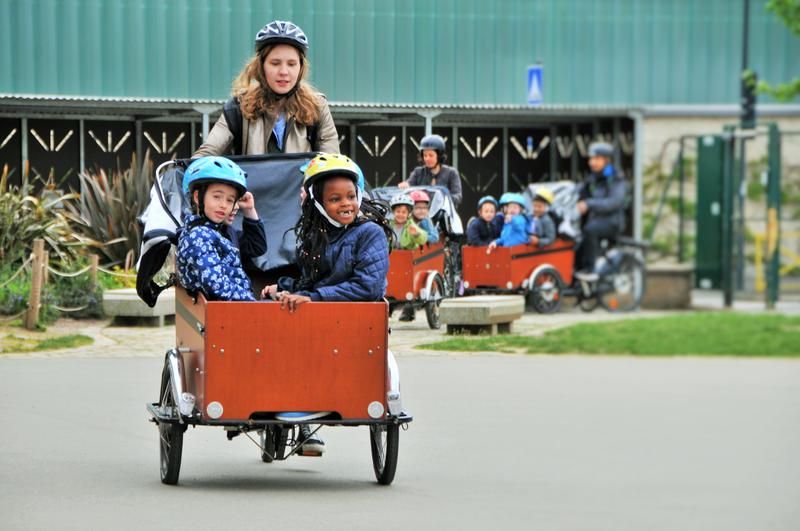 metropolerennes's tweet photo. [environnement] A #rennes, quand les enfants de l'école Albert de Mun font une sortie scolaire pour visiter une ferme en #Permaculture , ils y vont en vélos cargos 😉#planalimentairedurable #rennes https://t.co/c6rpQ8W9G8