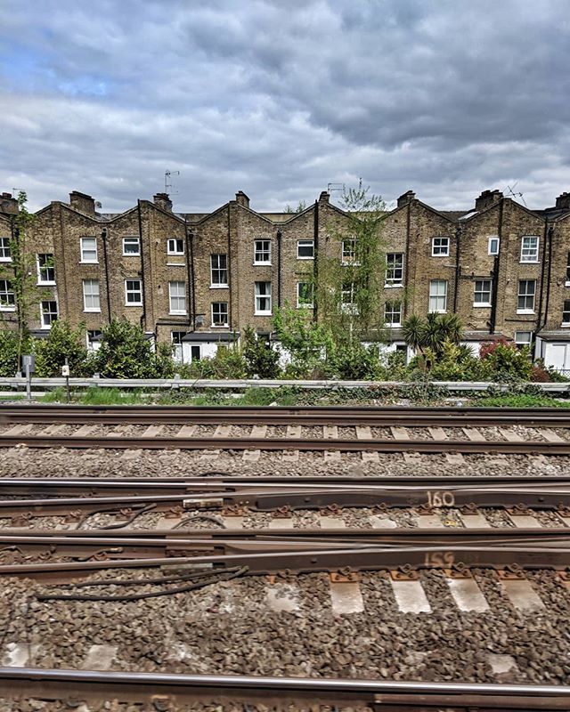 DeanFaccini's tweet photo. Somewhere between Croydon and Clapham. #Croydon #Clapham #Train #Traintracks #traingram #travelphotography #travelgram #picoftheday #photooftheday #rail #railway #homes #houses #london #England #rooftops https://t.co/5NpoVcl4kl https://t.co/Lw4Gyd0XxY