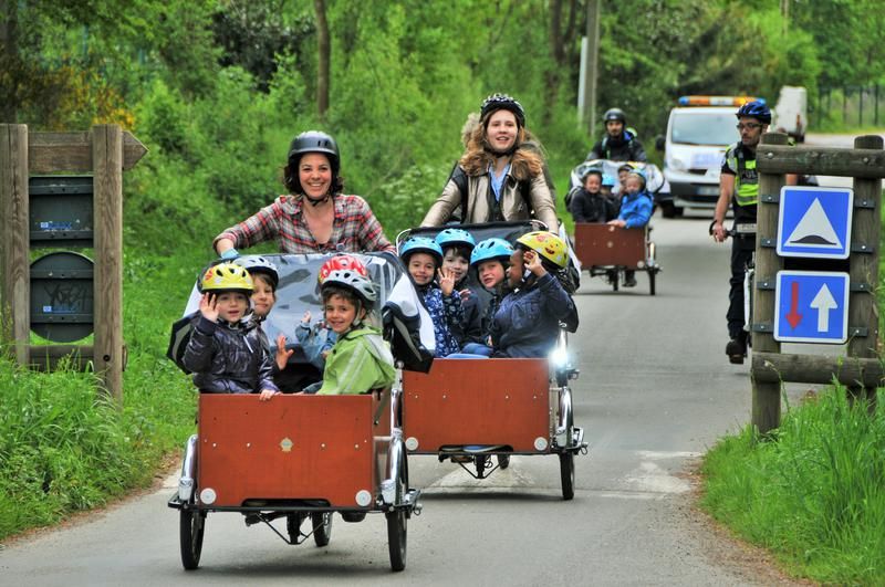 metropolerennes's tweet photo. [environnement] A #rennes, quand les enfants de l'école Albert de Mun font une sortie scolaire pour visiter une ferme en #Permaculture , ils y vont en vélos cargos 😉#planalimentairedurable #rennes https://t.co/c6rpQ8W9G8