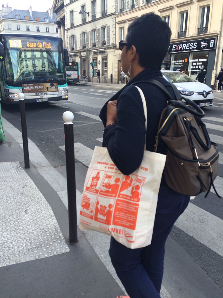 RecycLivre's tweet photo. À Paris, on commence l'expédition "libération de livres" pour la #journeemondialedulivre 😁📚 https://t.co/BjjW8Qjmgl