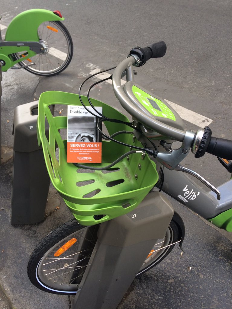 RecycLivre's tweet photo. À Paris, on commence l'expédition "libération de livres" pour la #journeemondialedulivre 😁📚 https://t.co/BjjW8Qjmgl