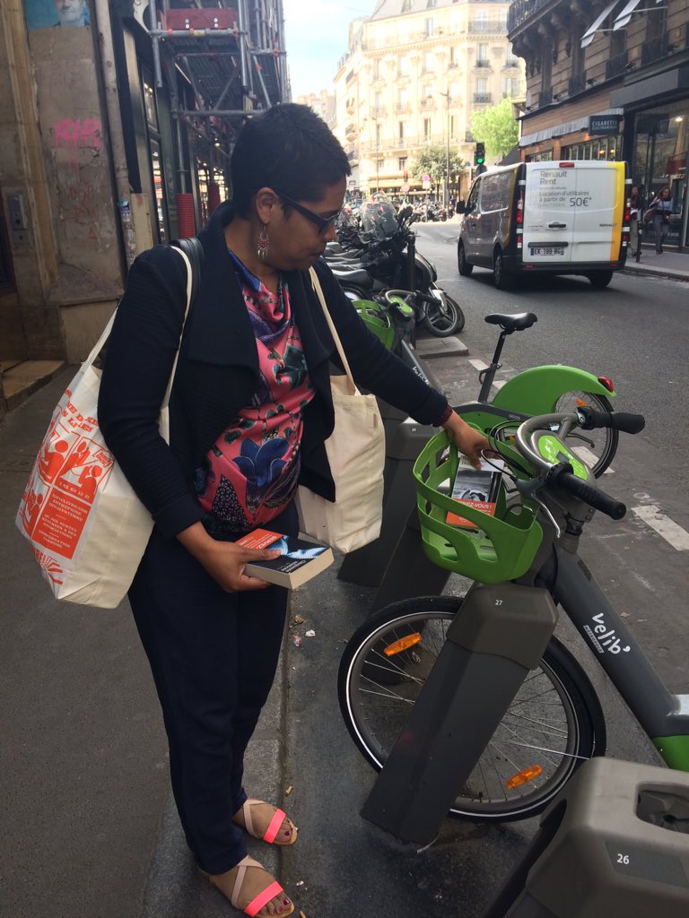RecycLivre's tweet photo. À Paris, on commence l'expédition "libération de livres" pour la #journeemondialedulivre 😁📚 https://t.co/BjjW8Qjmgl