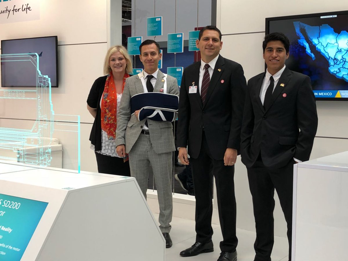 Siemens_Mexico's tweet photo. Hoy presentamos en #HannoverMesse a @EPN y @angelamerkel el motor diseñado en México para distribución mundial, #SIMOTICS SD200. Conoce más en https://t.co/kYTLJgGIjH #HM18 https://t.co/mjvrmidpXo