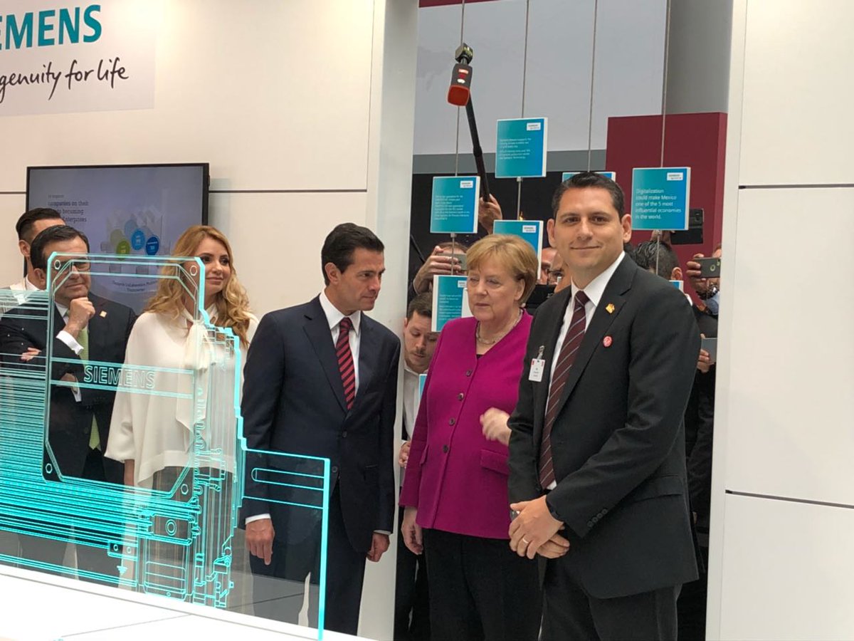 Siemens_Mexico's tweet photo. Hoy presentamos en #HannoverMesse a @EPN y @angelamerkel el motor diseñado en México para distribución mundial, #SIMOTICS SD200. Conoce más en https://t.co/kYTLJgGIjH #HM18 https://t.co/mjvrmidpXo