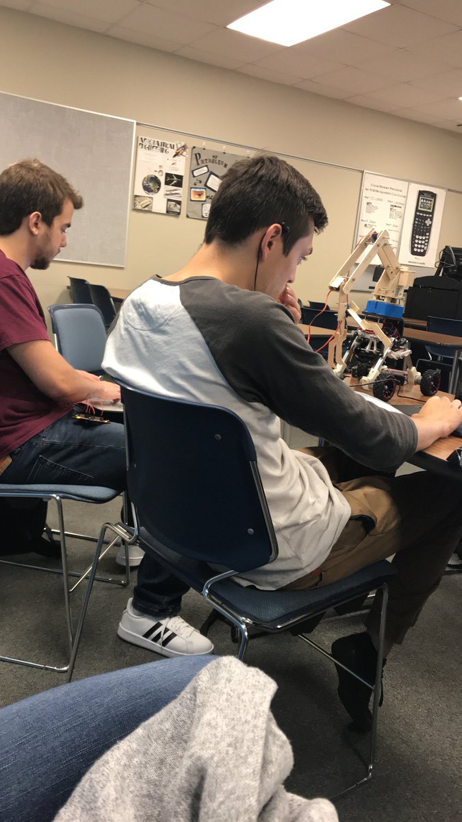 BlinnWoodrobot's tweet photo. Working hard to get this programming done! @BlinnEngineer @blinngineer @TXInstruments #ThanksMXET #ENGR1201 https://t.co/wpBM13zmpT