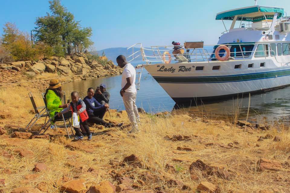 KaribaHolidays's tweet photo. Families are enjoying quality time and holidays on #LakeKariba. Ask us how you could make your own memories with your friends, family or associates. Time to take your leisure seriously. #VisitKariba, @ZimNandi #KnowingTouch! https://t.co/Zc4sNu9Z1N