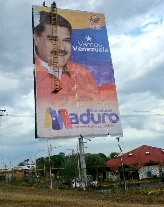 Jennefer19_'s tweet photo. Nuestros niños se mueren por desnutrición y uds. gastando en grandes e inútiles vallas. 
#MaduroGuayanaTeRepudia!!! https://t.co/UsNXgMWKbe