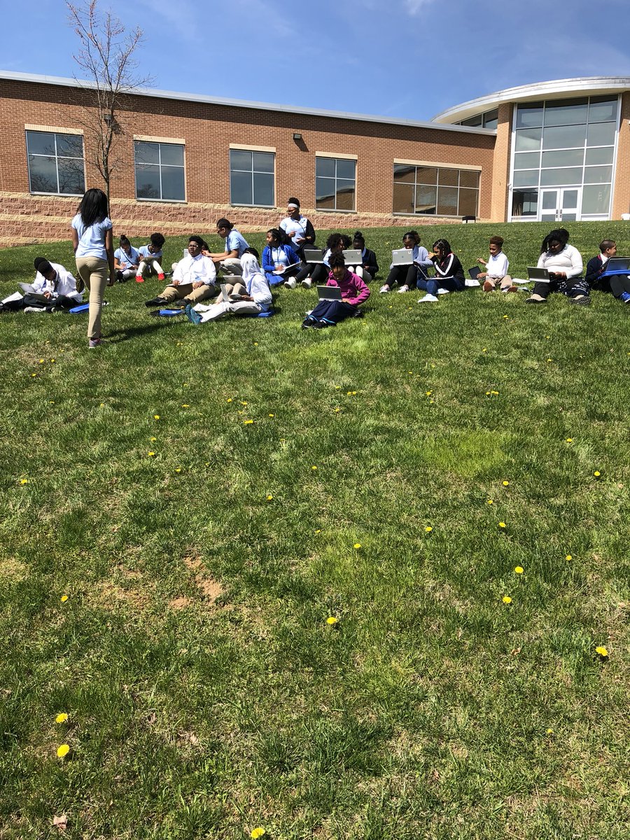 JohnsonWMMS's tweet photo. ¿Qué llevas cuándo hace buen tiempo? ¡Nosotros llevamos los uniformes! #WMMSLife #Hablemosespañol #BeBetter https://t.co/MZZwLN9sY7