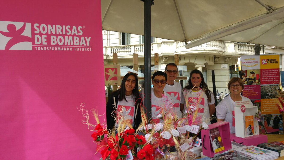 Sonrisasdbombay's tweet photo. Aquesta tarda us estarem esperant amb les roses i llibres de #SonrisasdeBombay @jsanllorente pel dret a l'educació de les nenes dels slums de Bombai. A Barcelona, Eivissa, Sabadell i Tarragona. ¡Per un #SantJordiSolidari! #GIRLSTORIES #TransformantFuturs #voluntariat https://t.co/nestraW3I6