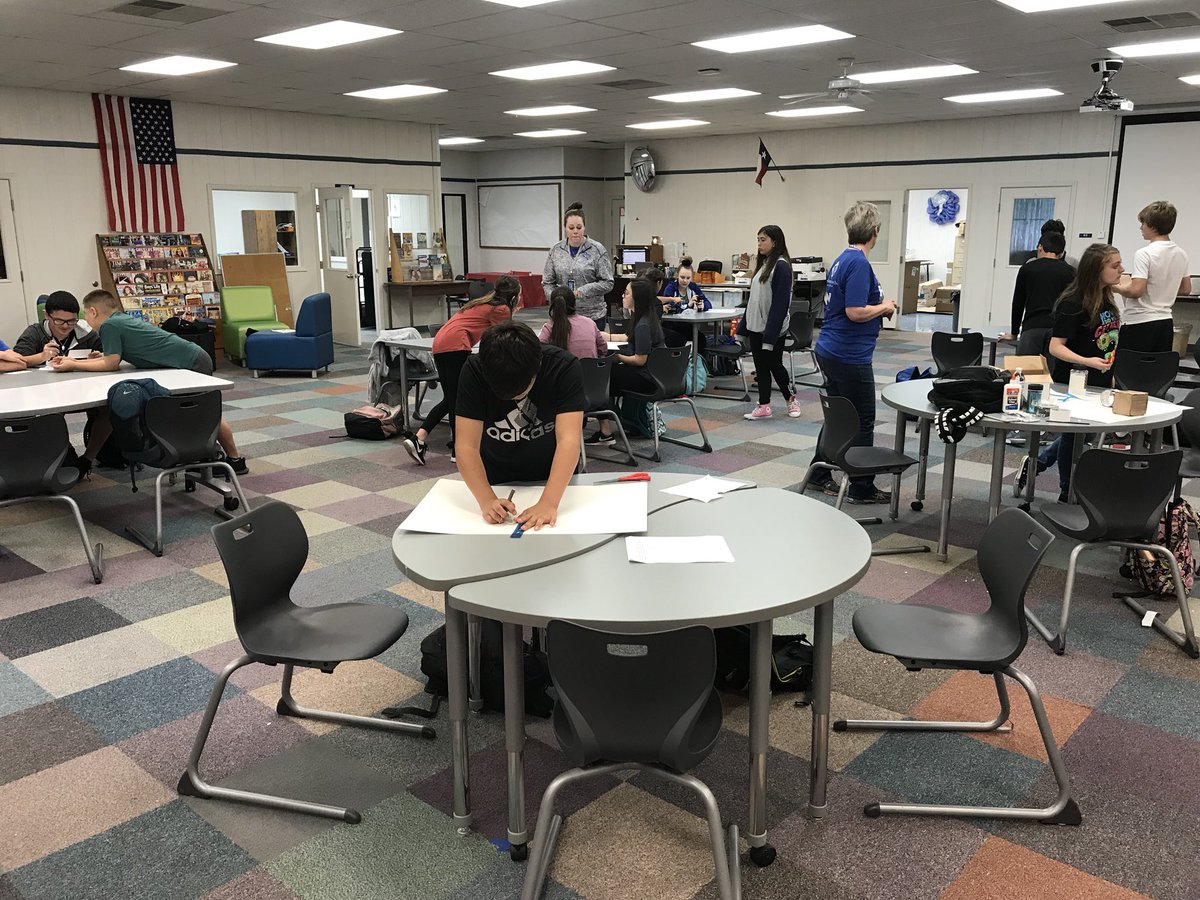 saralinjones's tweet photo. Makerspace in action! https://t.co/Cjvp2zuz6w