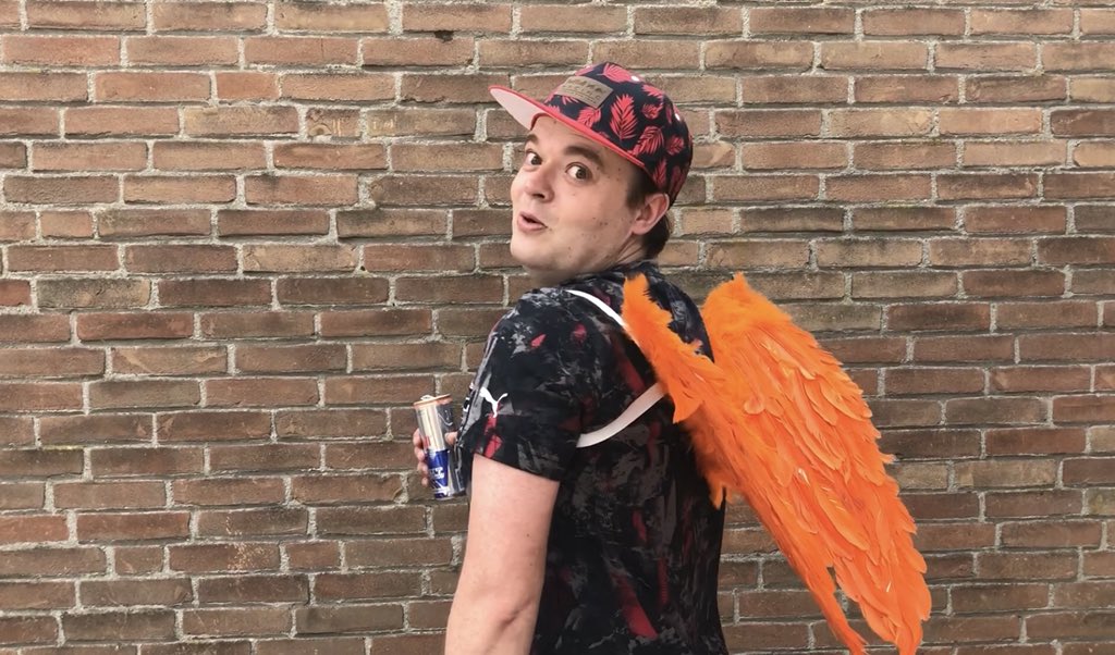 JoellePeerboom's tweet photo. Vandaag hebben @ivotriepels en ik ons ingeschreven voor de @redbullNED Caravanrace voor de @JumboSupermarkt Racedagen 😂 Check het filmpje hier: https://t.co/t209ncc1tu 🏎🏁 https://t.co/WeYhmrXdSD