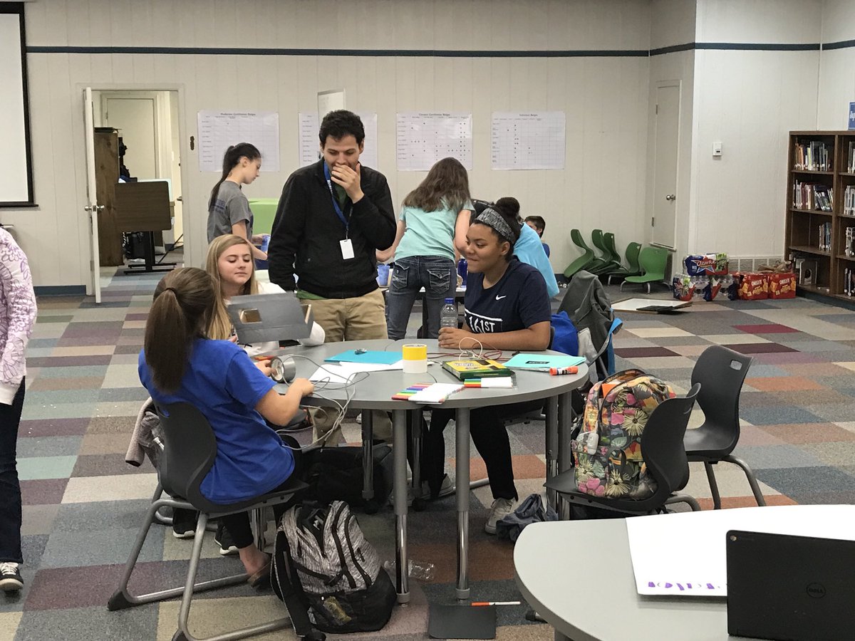 SJonesELAR's tweet photo. Makerspace in action! #RobinsonISD @whatsnewatrjh https://t.co/Bcyu8OWupd