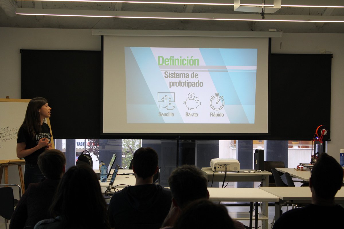 Time2HackGetafe's tweet photo. .@Soffire muchas gracias por tu participación en el III #HackathonGetafe y por el magnífico Taller de #Impresión3D 👏👏👏 https://t.co/xIokX2rip6