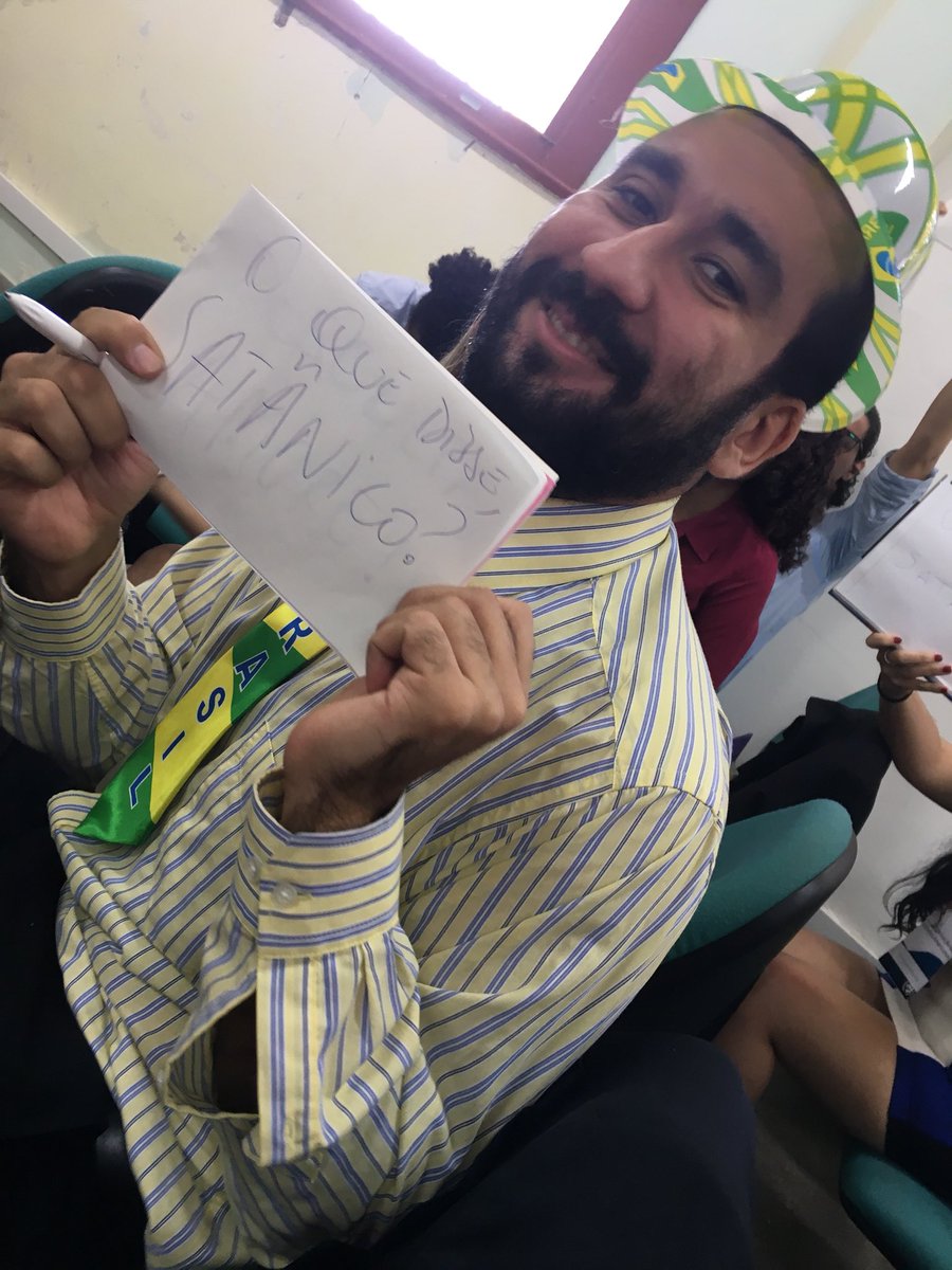 ImprensaSiUR's tweet photo. Deputado Comandante Barreto segue se manifestando via plaquinhas #camara #alkawkab https://t.co/vEWSuxZUPD