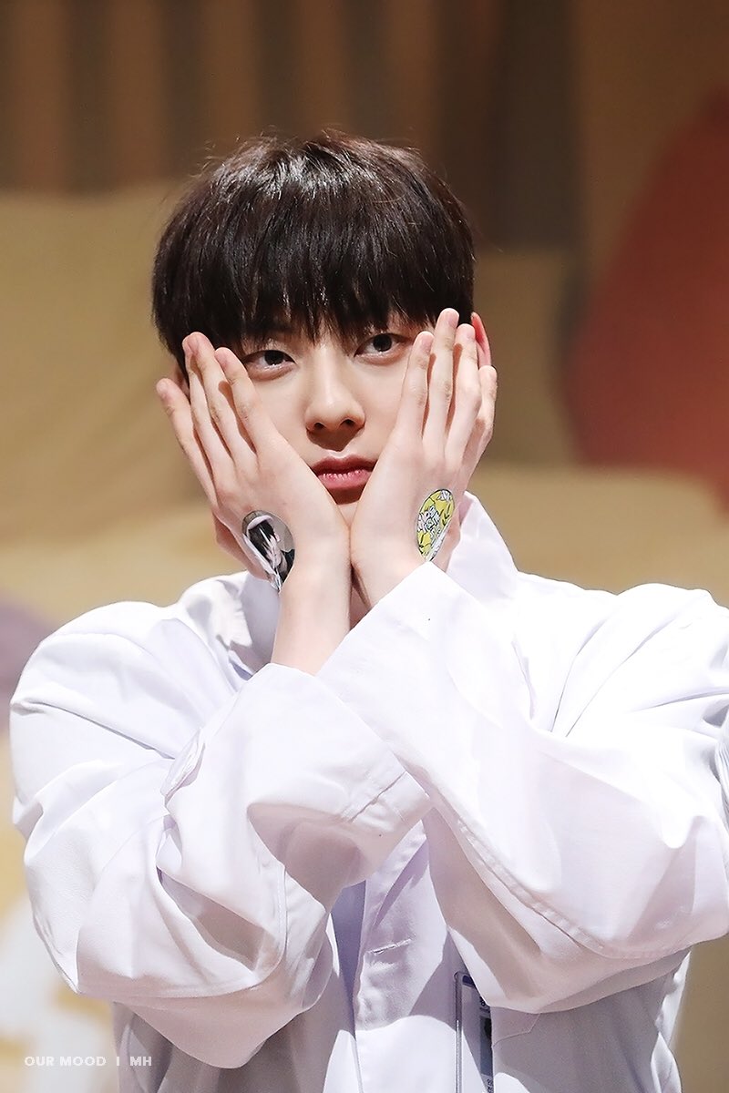 ourmood_mh's tweet photo. 180421 닥터황 

#민현 #황민현 #HWANGMINHYUN https://t.co/tSHkJxGfpn