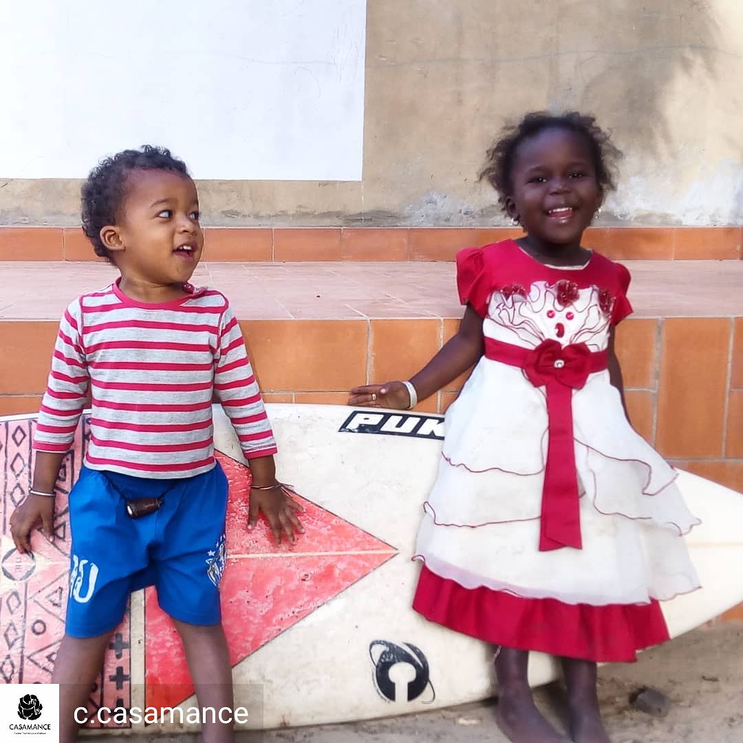 Una volta aperta la porta, dentro era rimasto il caos e l’ingrato compito di rimettere pace e ordine tra questi due bimbi indisciplinati, che si sono sfogati liberamente senza curarsi del loro ospite (o carceriere).
fb.me/elislowcasaman… #giornatamondialedellibro #VivaILibri