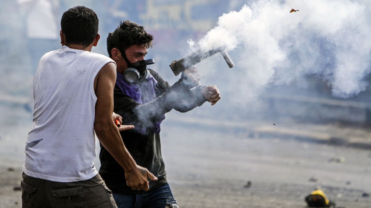 nmasunivision's tweet photo. Ortega da marcha atrás a las reformas, pero las protestas y la represión sigue en Nicaragua. https://t.co/z9hXNtbyuA https://t.co/HpKWQHxMQ6