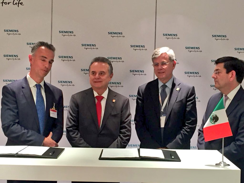 JoaquinColdwell's tweet photo. Más tarde en la Feria de @hannover_messe tuve la oportunidad de visitar el stand de la alemana @Siemens, donde atestigüé la firma de un acuerdo con @CEMEX para la colaboración #energética entre ambas empresas. https://t.co/J4TKO3Jwq3